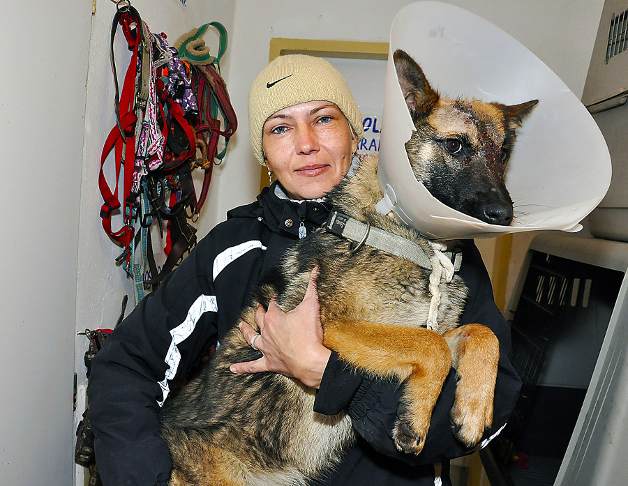 Romana Šerfelová s Barou, ktorá ešte nemôže ísť medzi ostatné psíky. 