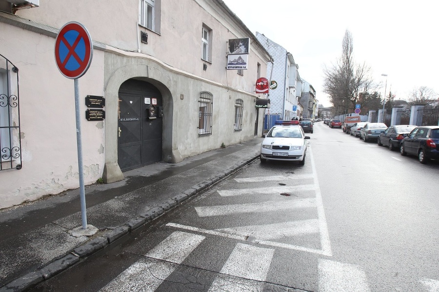 Trojica policajtov odparkovala služobné