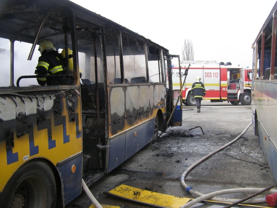 Požiar v autobusoch hasiči