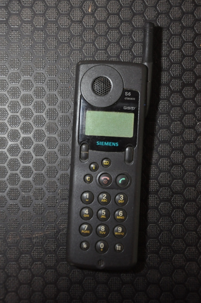 Na recyklácii nechýbal ani starý mobilný telefón ťažký ako tehla.