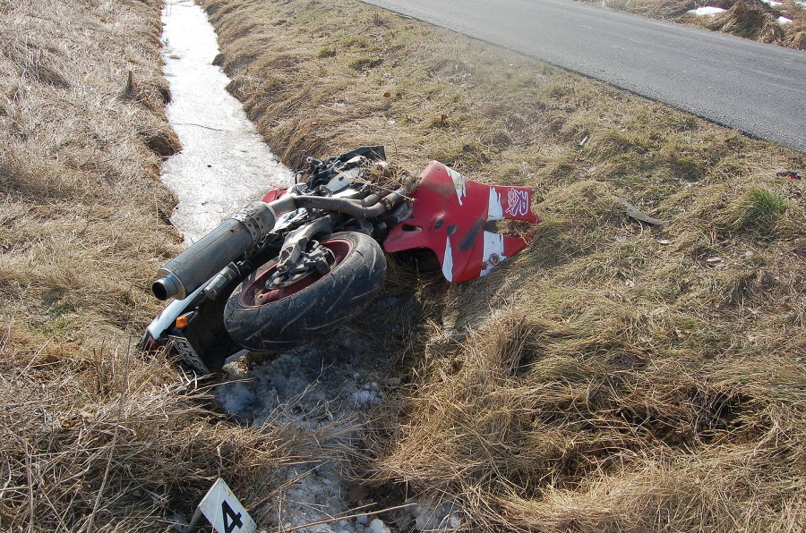 Motocykel skončil v priekope