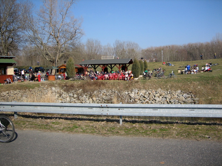 Teplé počasie praje cyklistom.