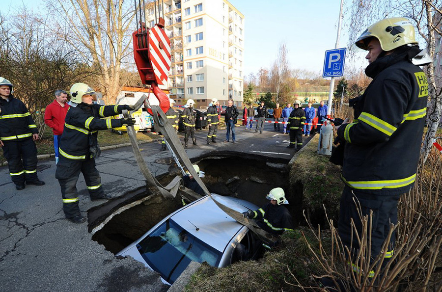 Osobné auto z jamy