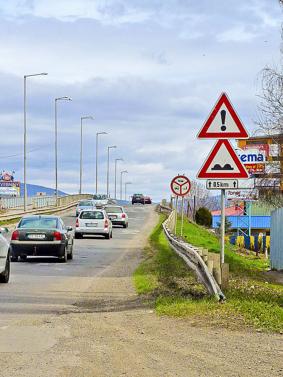 Rozbitý nadjazd na hlavnom