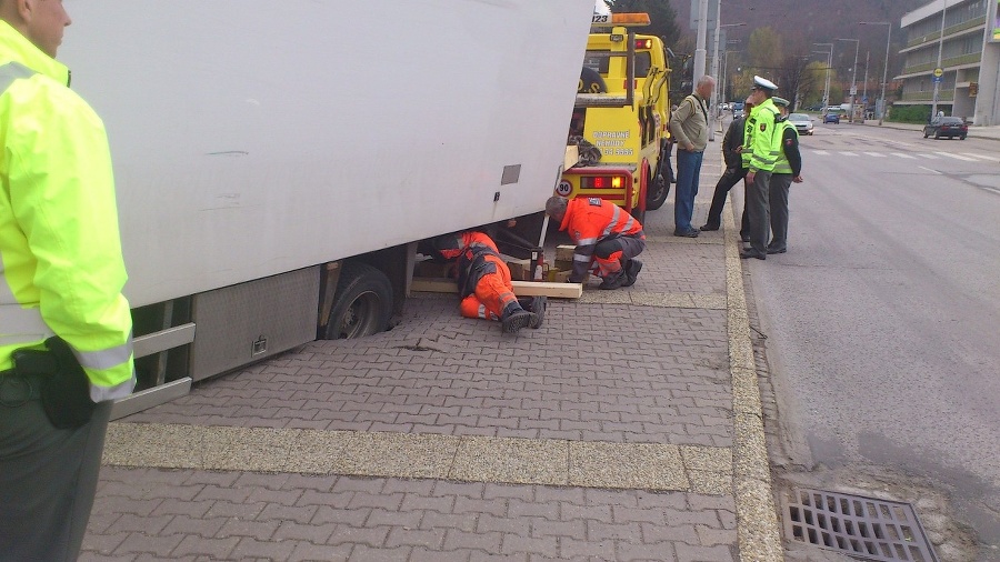 Nákladné zásobovacie auto sa