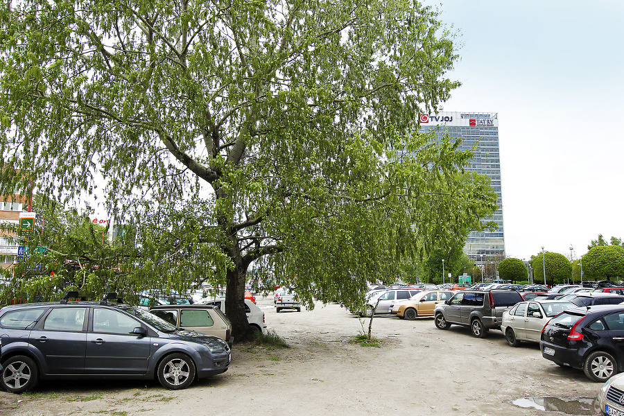 Auto parkuje pár metrov