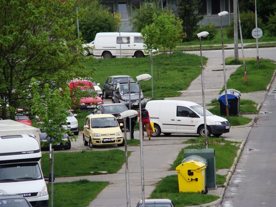 Šofér bielej dodávky zablokoval,