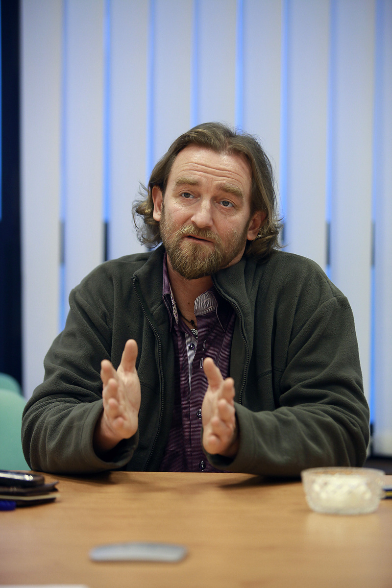 Novinár Tom Nicholson.