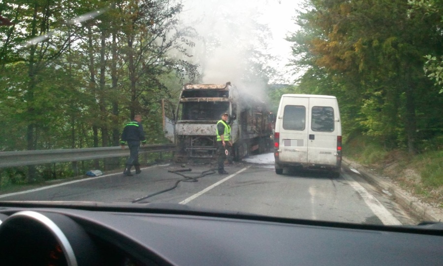 Dopravu obmedzil zhorený kamión.