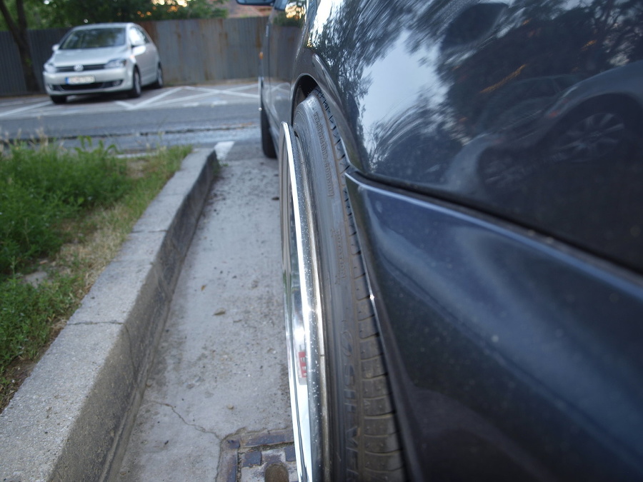 Vytuningované auto nenechalo chladných ani bratislavských policajtov.