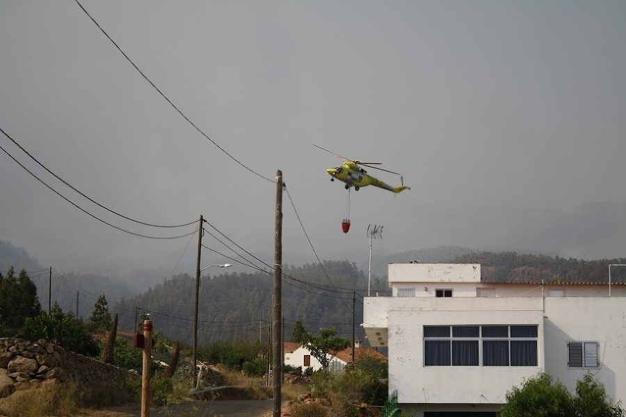 Helikoptéram sa mohutný požiar