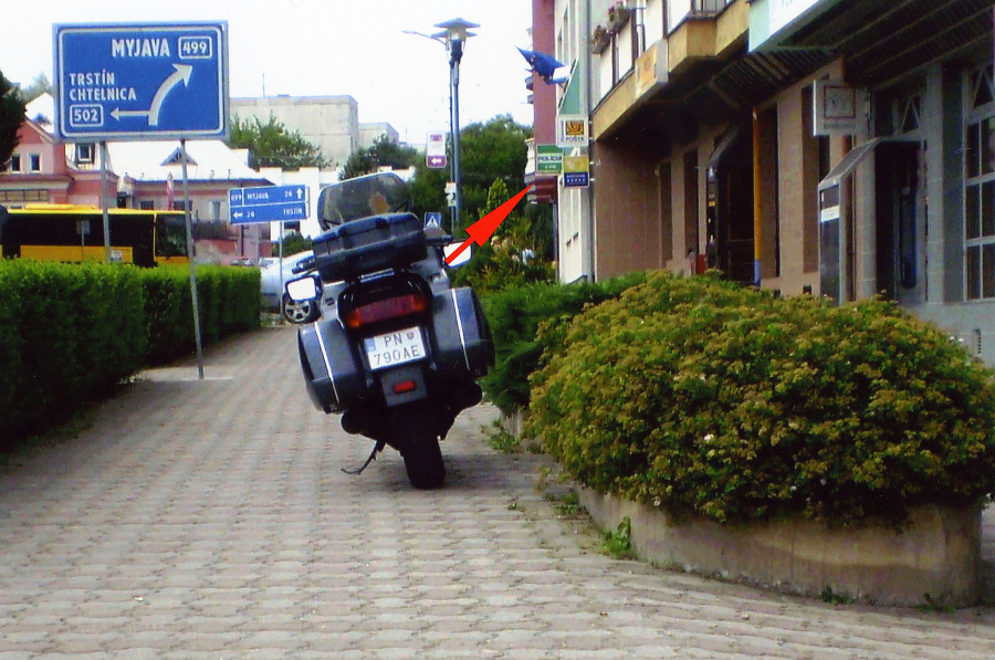 Policajná motorka odpočívala na chodníku len pár metrov od policajnej stanice.