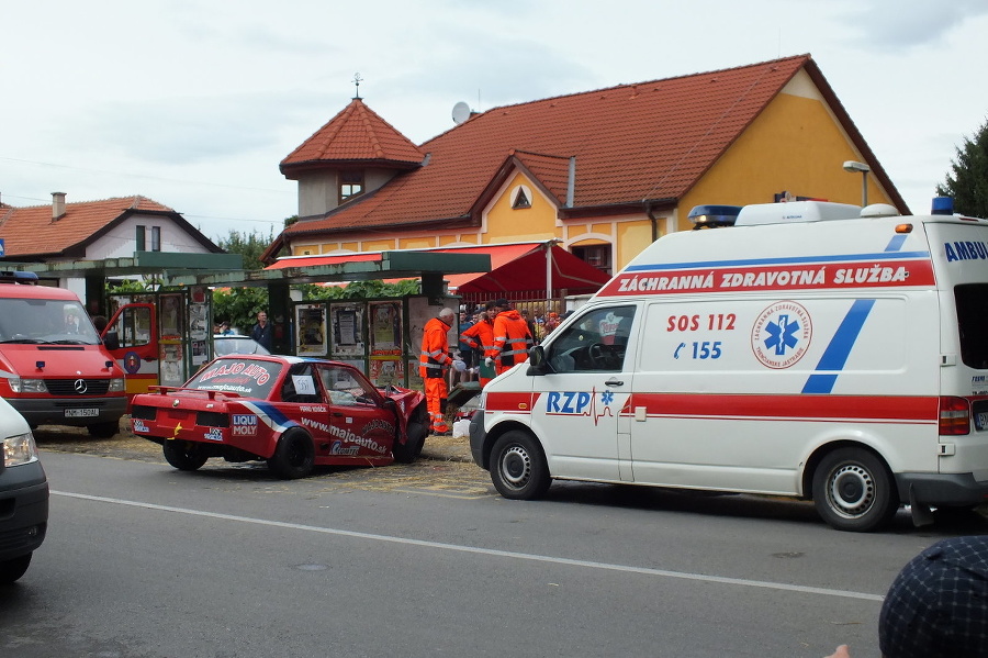 Auto vletelo počas pretekov