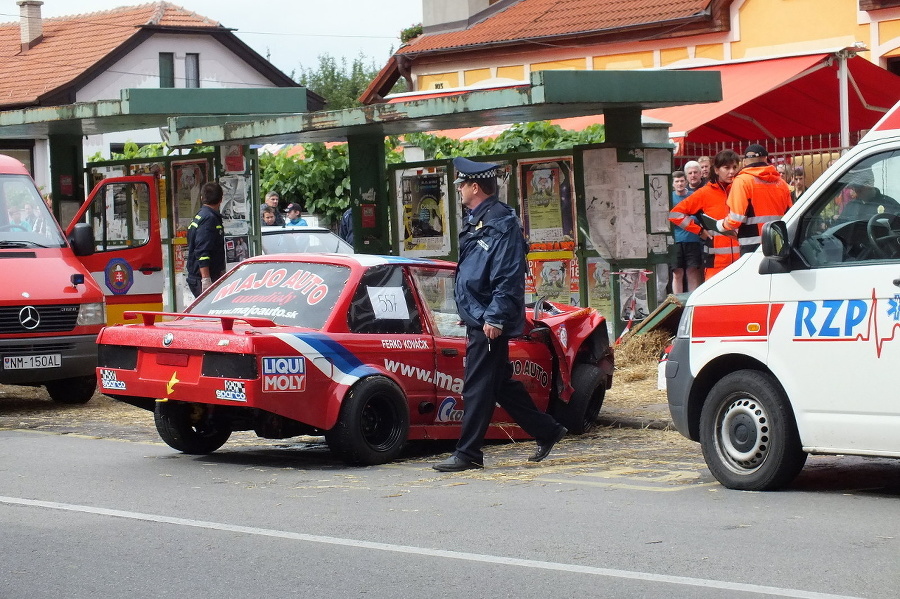 Auto vletelo počas pretekov