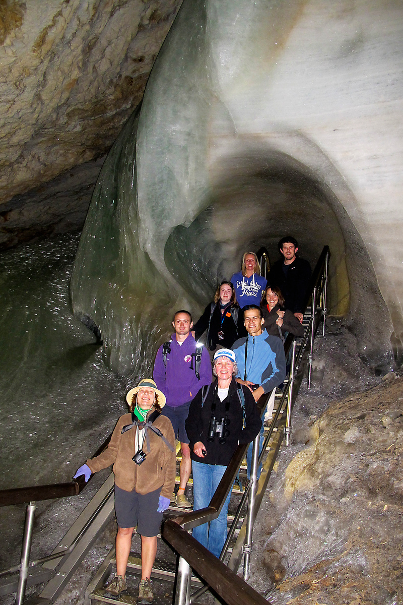 Skupina Angličanov v jaskyni.
