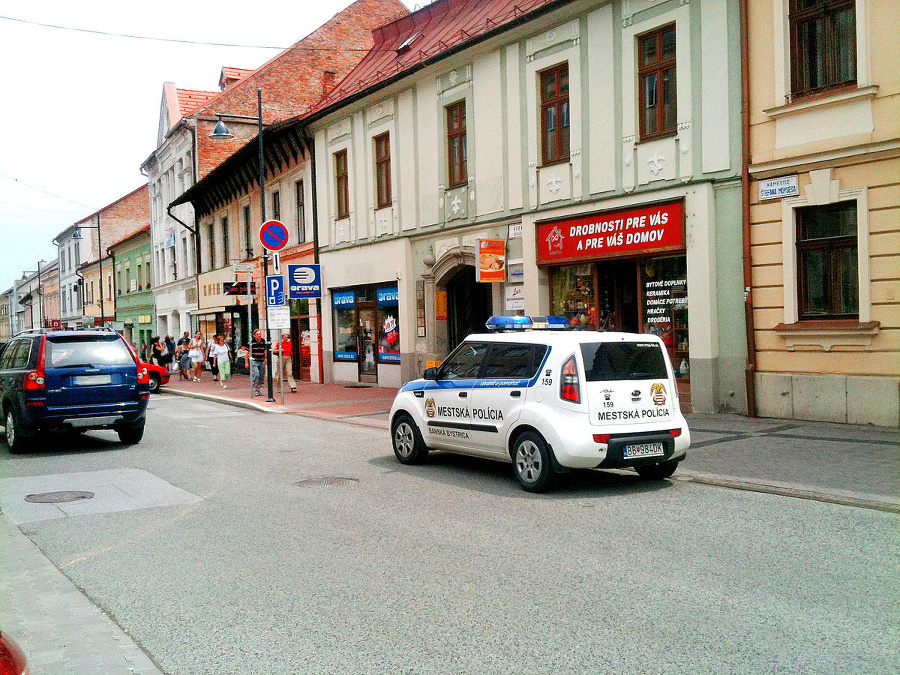 Hliadka odstavila služobné auto