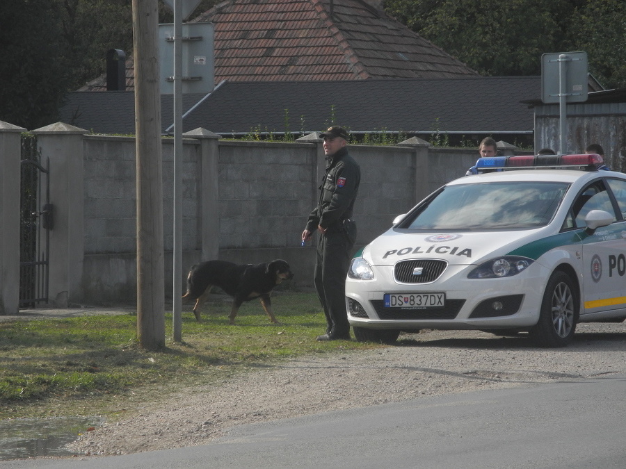 Polícia pri zásahu ochraňovala