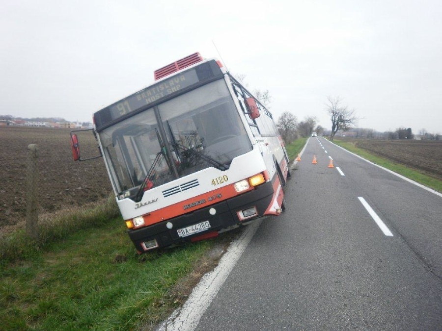 Autobus do priekopy zapadol