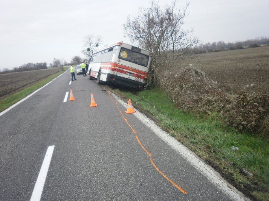 Autobus zišiel do priekopy