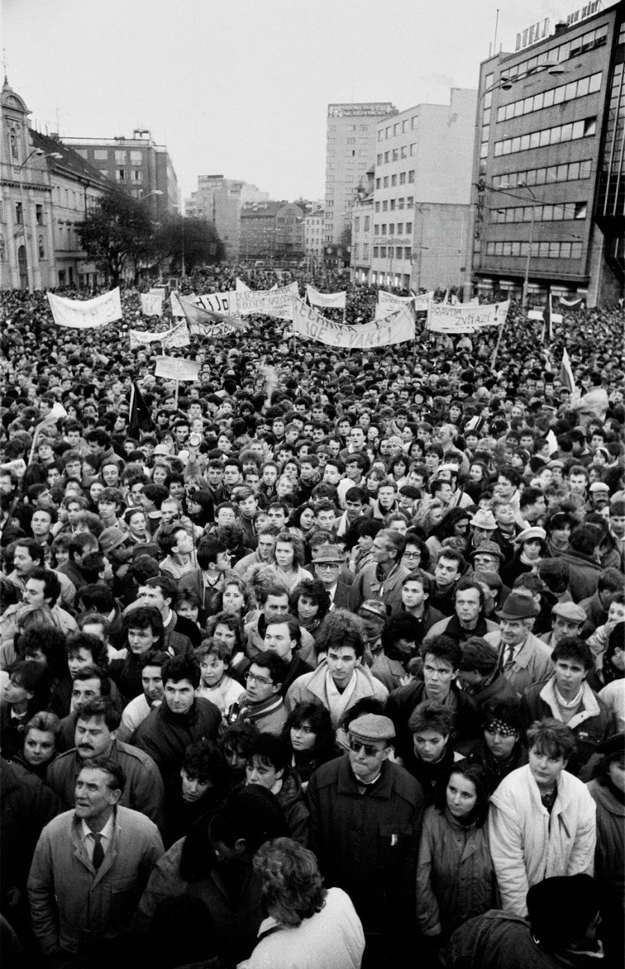 Manifestácia desaťtisícov Bratislavčanov na