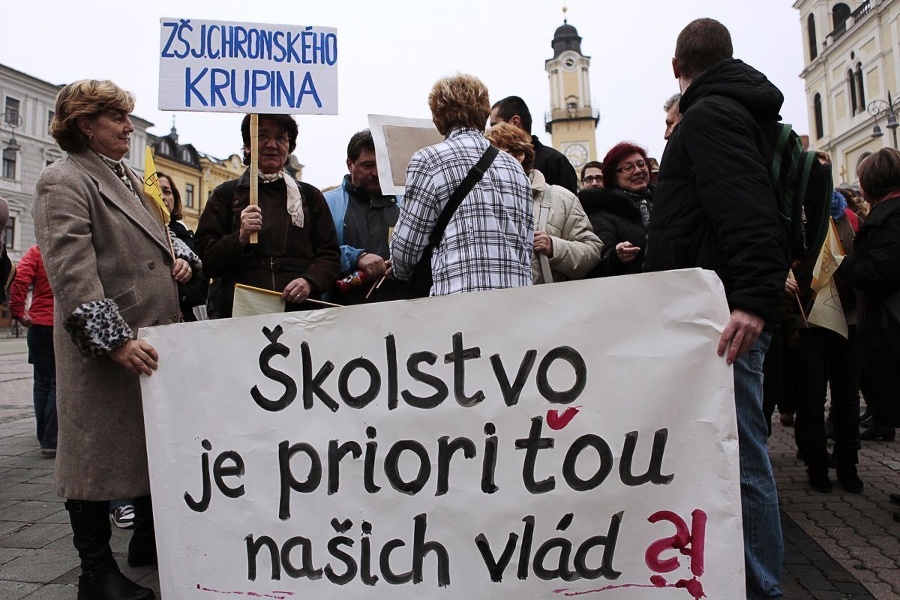 Protestné zhromaždenie učiteľov na Námestí SNP v Banskej Bystrici.