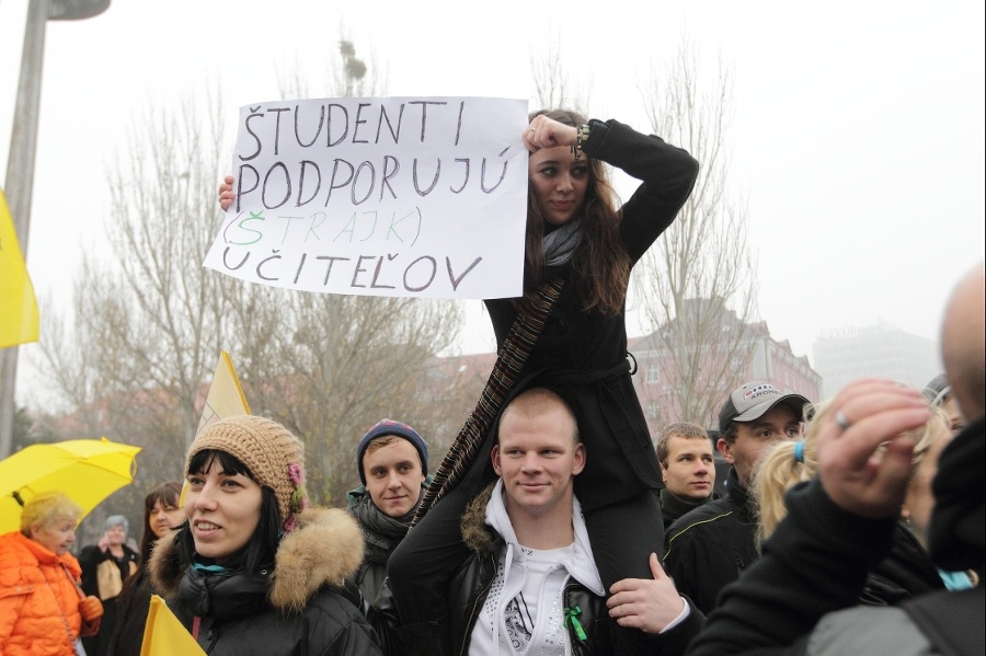 Svojich učiteľov podporujú aj študenti. 