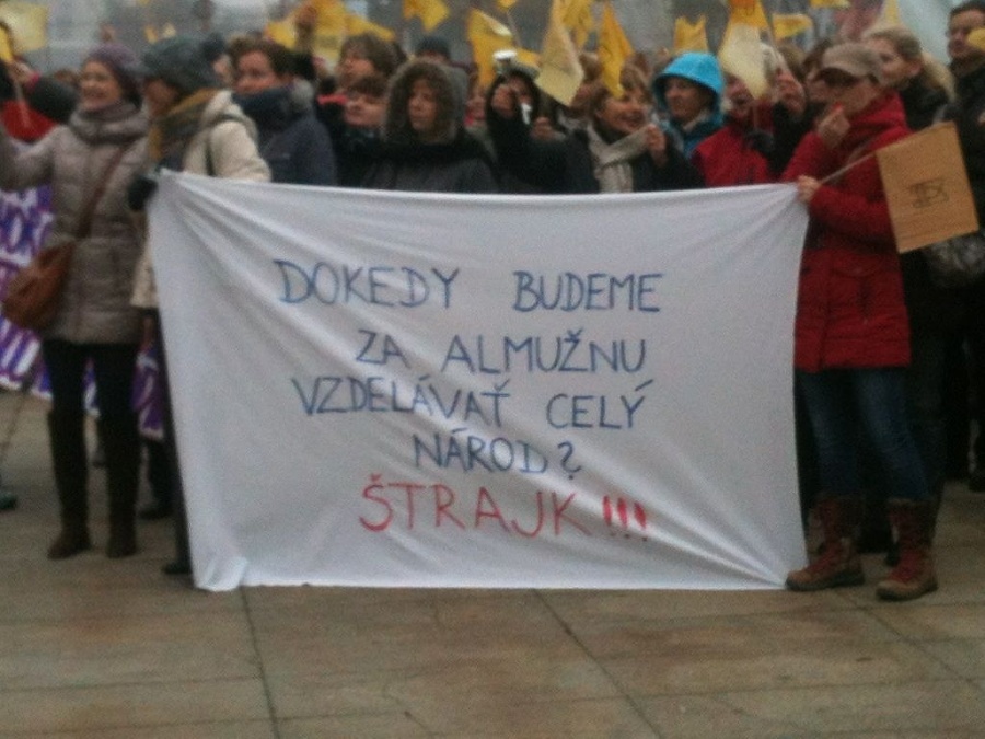 Štrajkujúci učitelia sa zhromaždili na bratislavskom Trnavskom mýte.