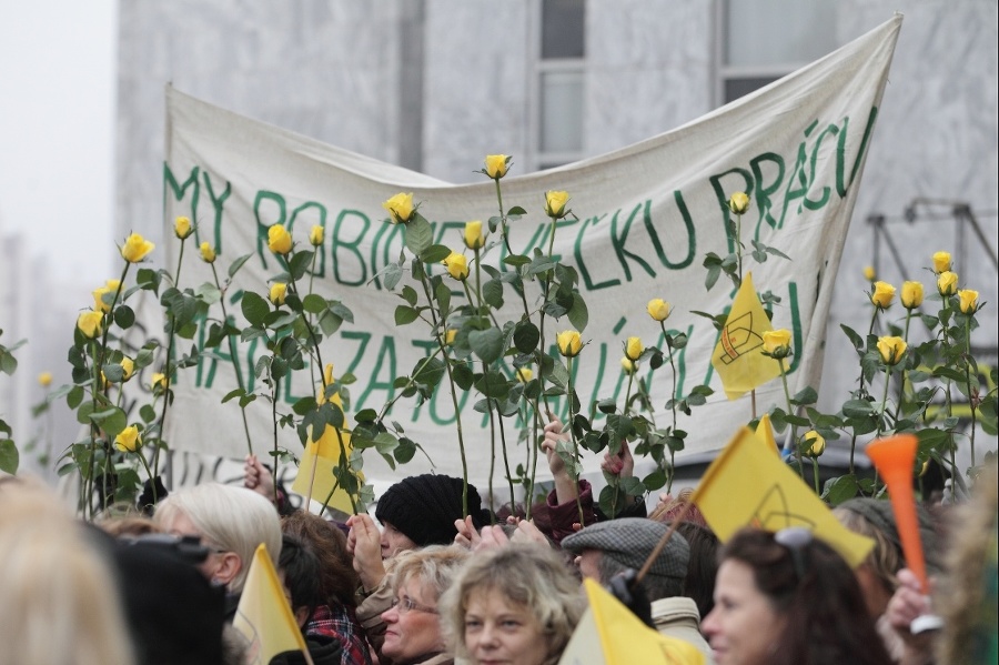 Niektoré heslá sa aj rýmovali: My robíme veľkú prácu, máme za to malú plácu. 