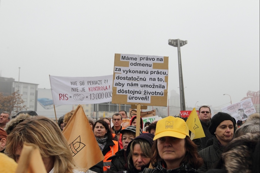 Učiteľom ide o platy, to dali jasne najavo aj textami na svojich transparentoch. 