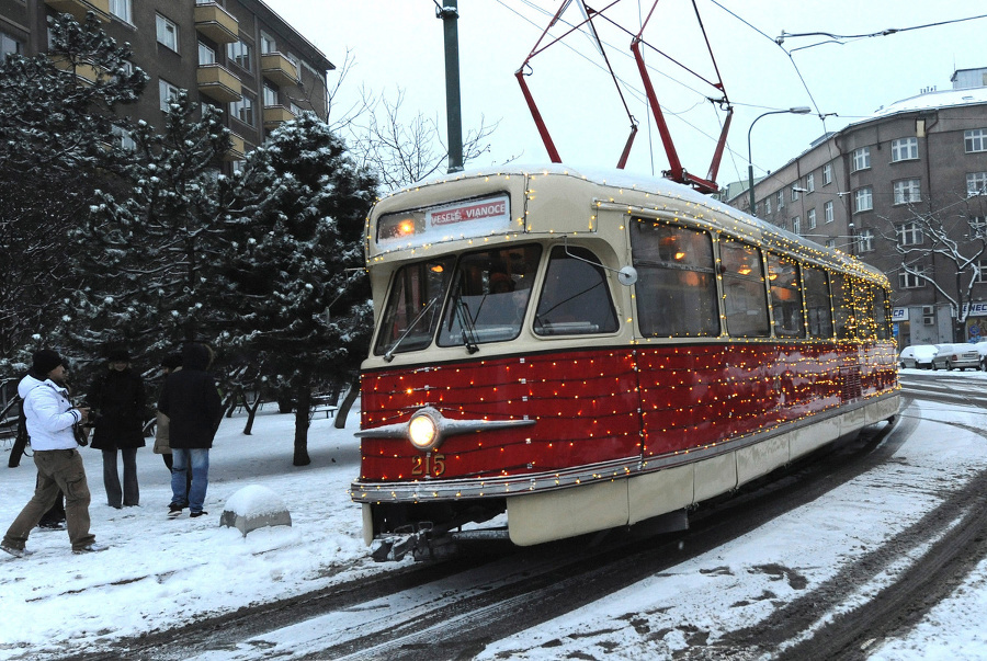 Vianočná električka jazdí po