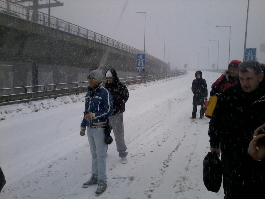 Cestujúci z autobusov vystúpili