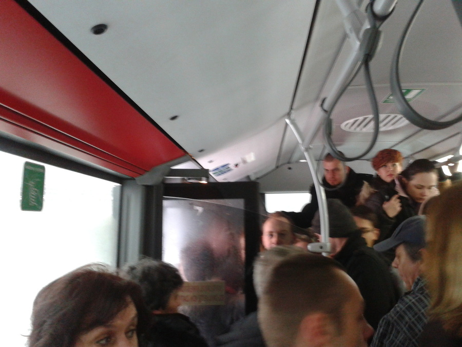 Autobus preplnený cestujúcimi zapadol