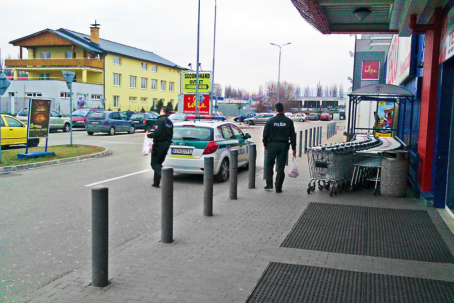 Policajti s neveľkými nákupmi