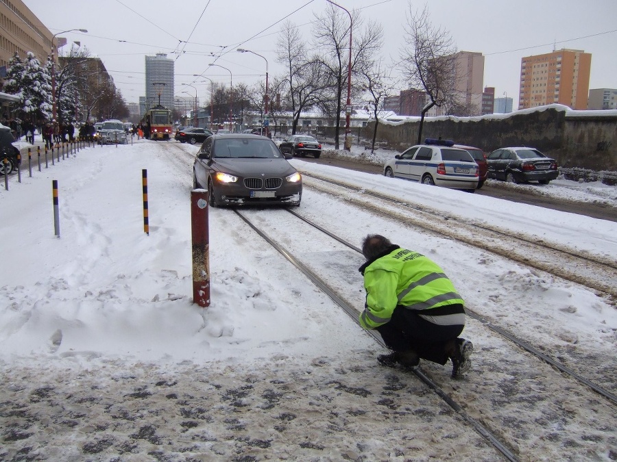 Auto zapadlo na električkovej