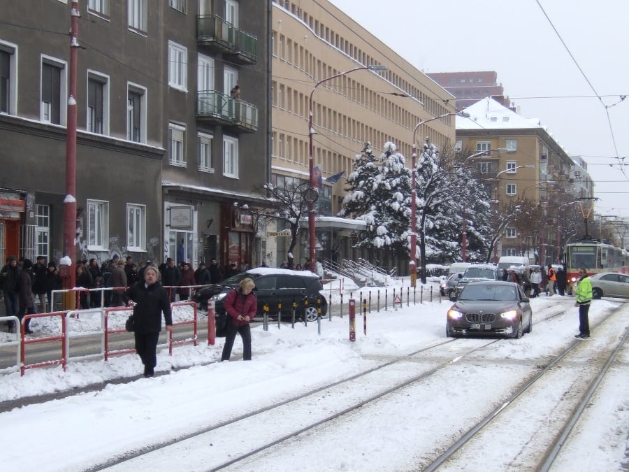 Desiatky cestujúcich vystúpili z