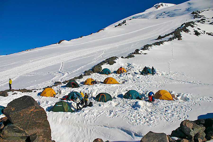 Výprava na Elbrus prespala