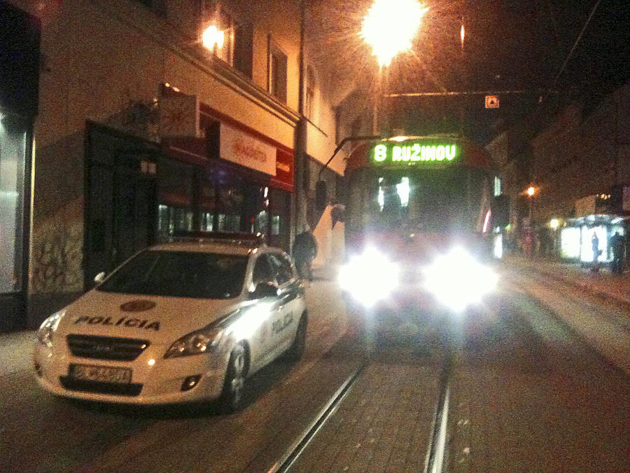 Odstavené policajné auto na