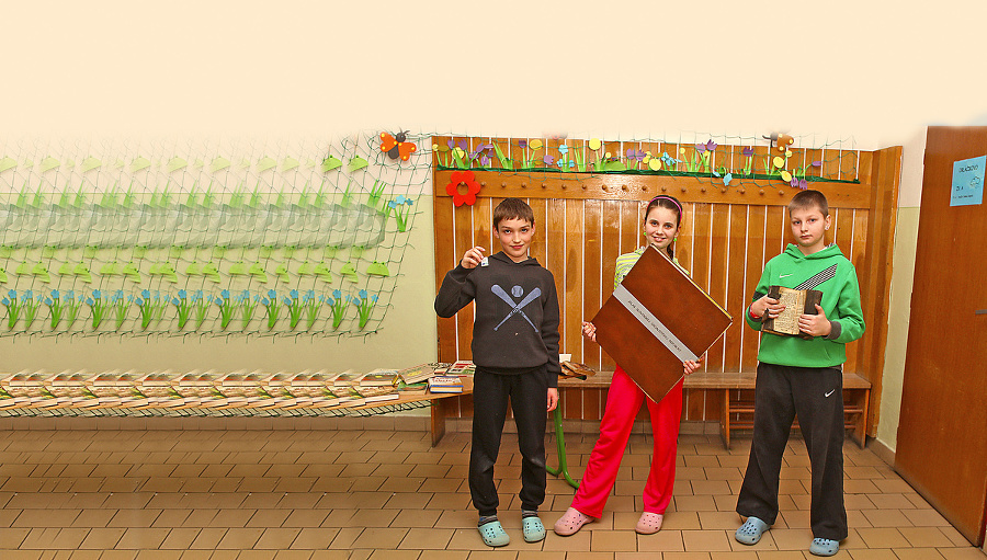 Patrik Zemančík (vľavo, 10) s najmenšou, Sofia Jahodníková (10) s najväčšou a Martin Mako (10) s najstaršou knihou.