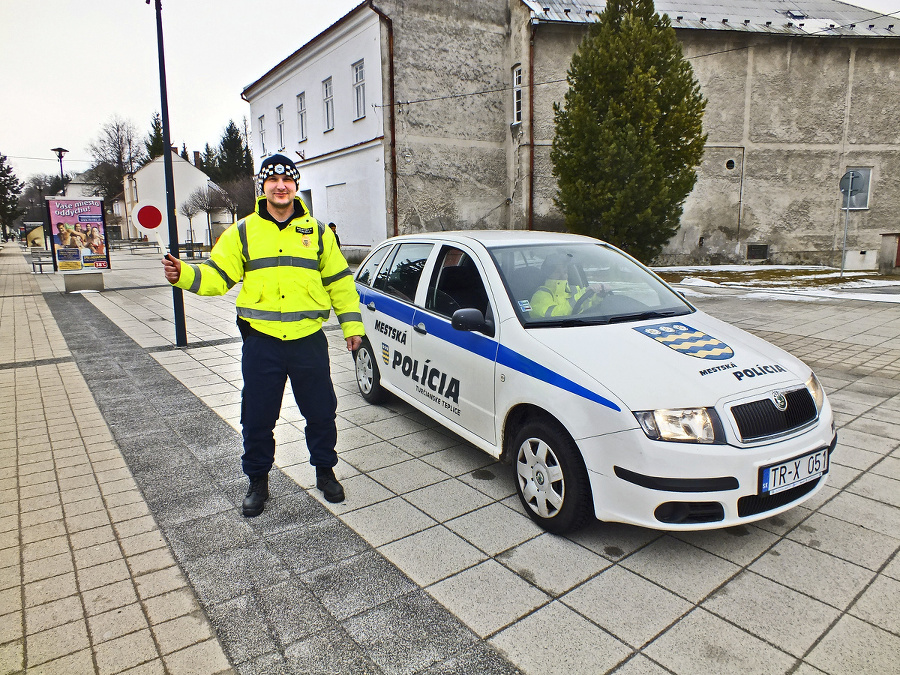 Policajti zastavujú autá mávaním