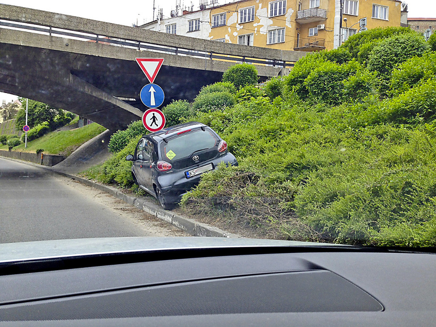 Toyota je zaparkovaná v