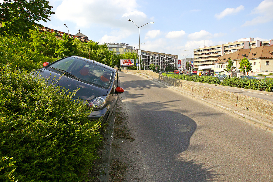 Auto stojí pri jednej