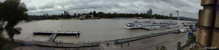 Panoramatický pohľad na rozbúrený