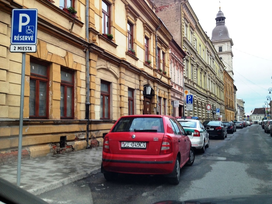 Policajti zaparkovali auto na