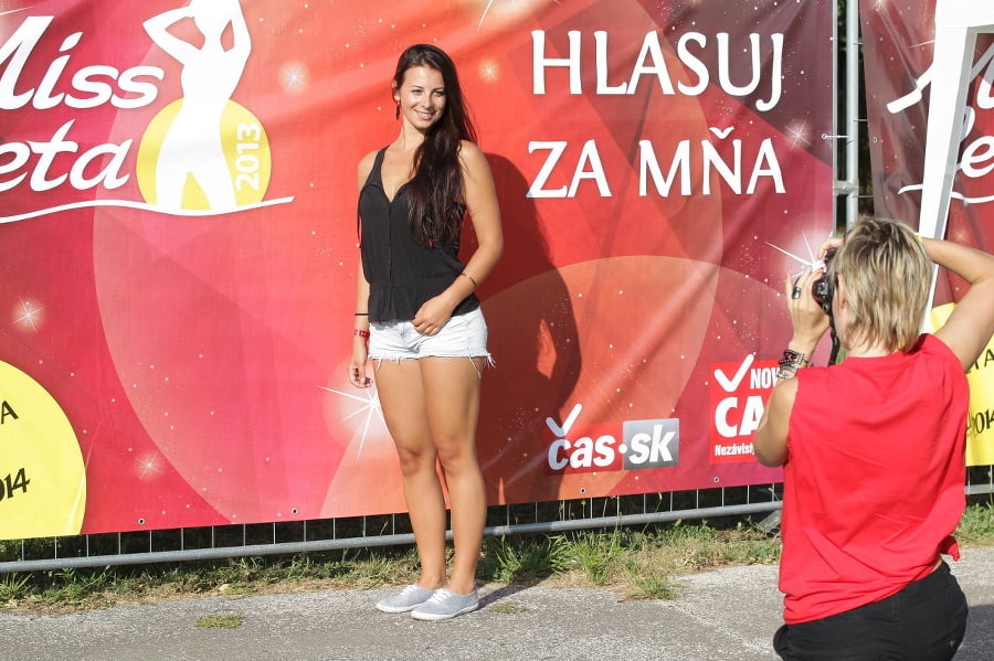 Dievčatá na festivale pózovali