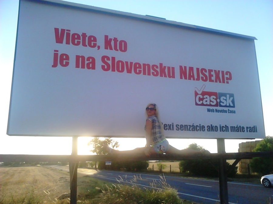 Šnúrou pod billboardom chce