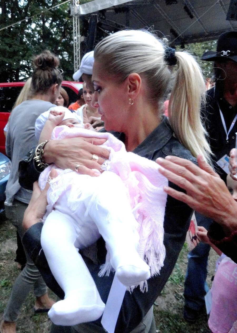 Mama 5-ročnej Laury Dara Rolins si maličkú fanúšičku bez problémov zobrala na ruky.