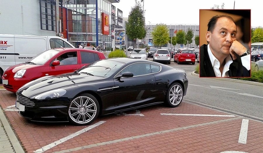 Čierny Aston Martin generálneho