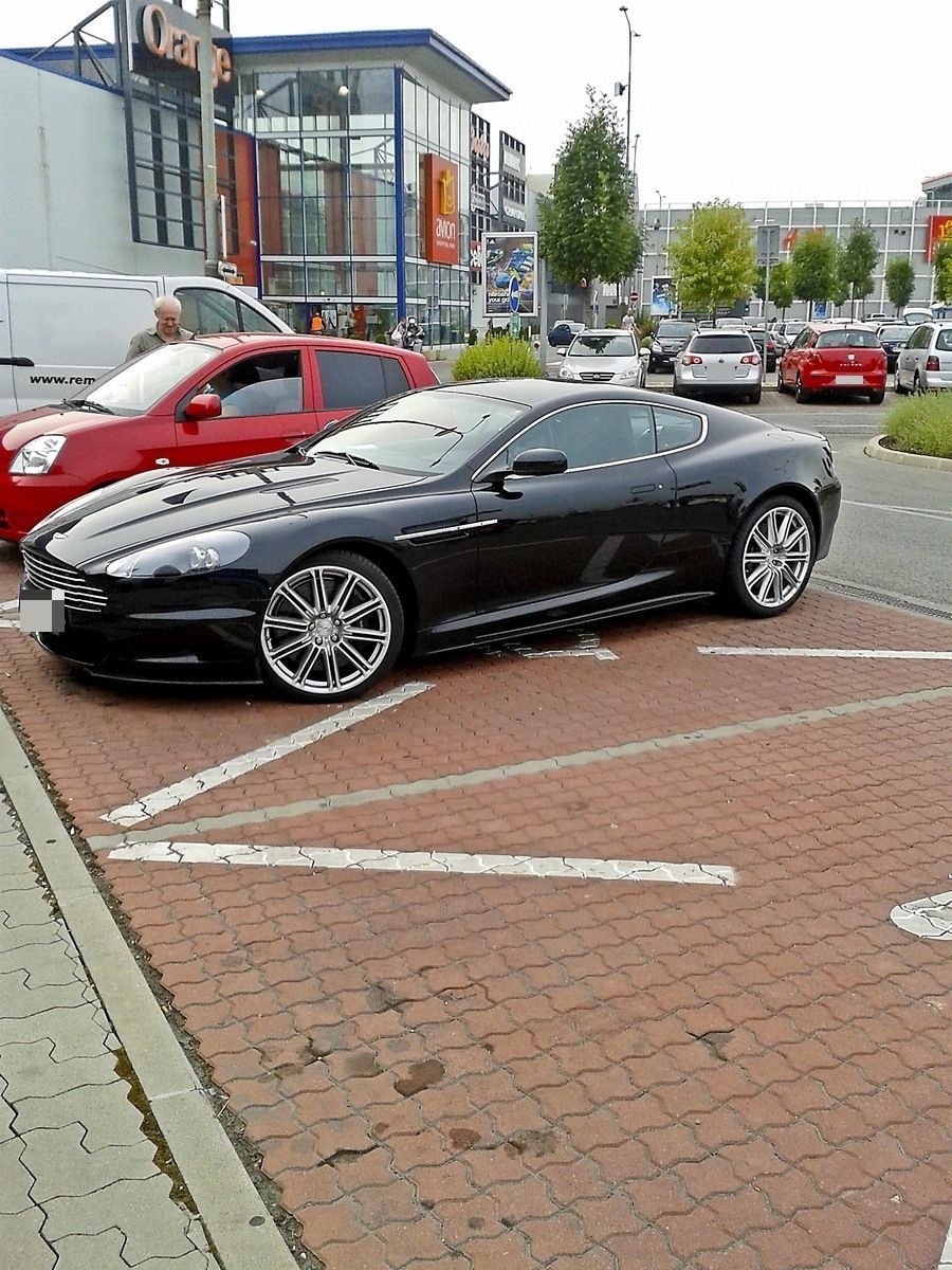 Čierny Aston Martin generálneho