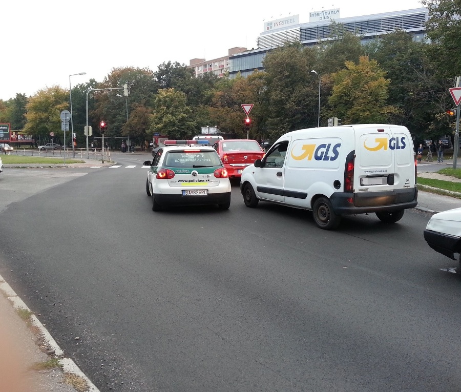 Manévrovanie policajtov čitateľa pohoršilo.