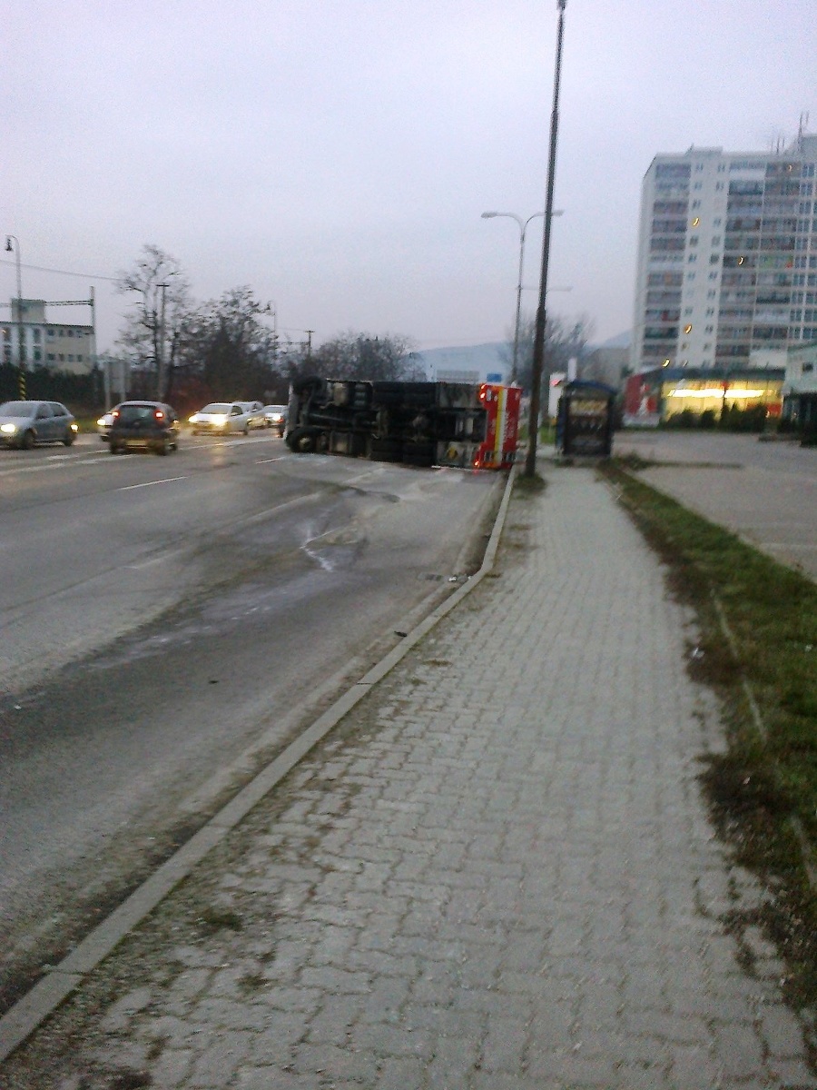 Hasičské auto po zrážke s osobným vozidlom. Okolnosti nehody sú v štádiu vyšetrovania.